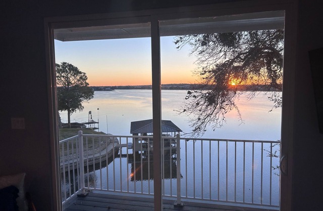Lake Granbury Cottage, Just steps from the historic square!