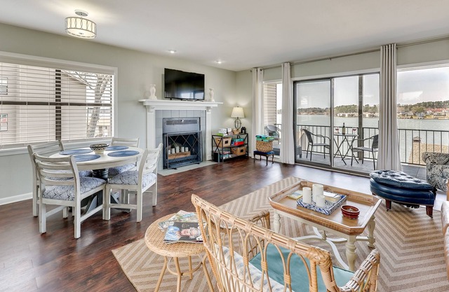 Lake Hamilton Getaway w/ Balcony + Lake Access!