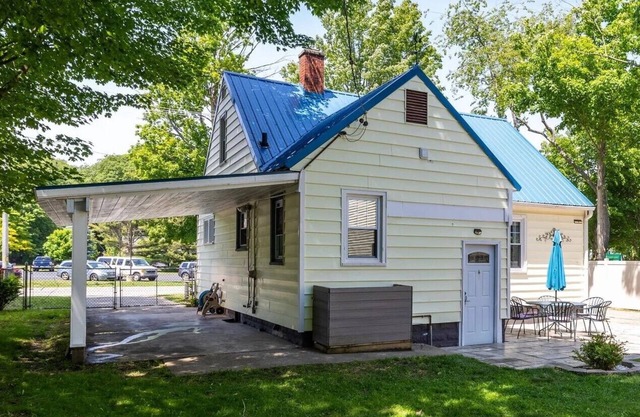 Lake Harbor Haven...a charming 3BR house with AC, WiFi across from Maranatha.