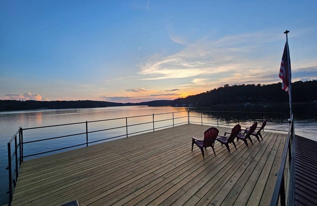 The Lazy Lake House, dog-friendly with a private dock and a hot tub
