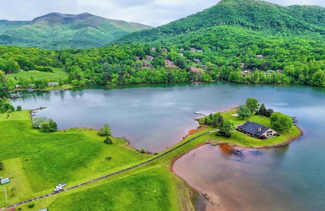 Lake Haven on Chatuge - By Chatuge Home Concierge Indoor Pool, covered boat slip, swim dock, hot tub, firepit , beach sand volleyball , kayaks