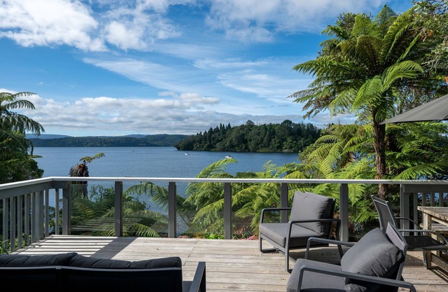 Lake Hideway - Okere Falls Holiday Home