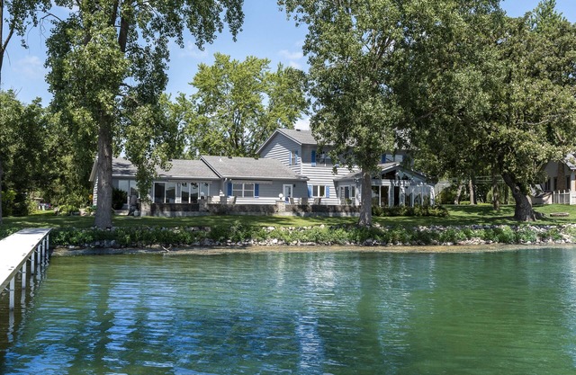 Lake Home - 3,500 sq ft - 20 min from Madison!