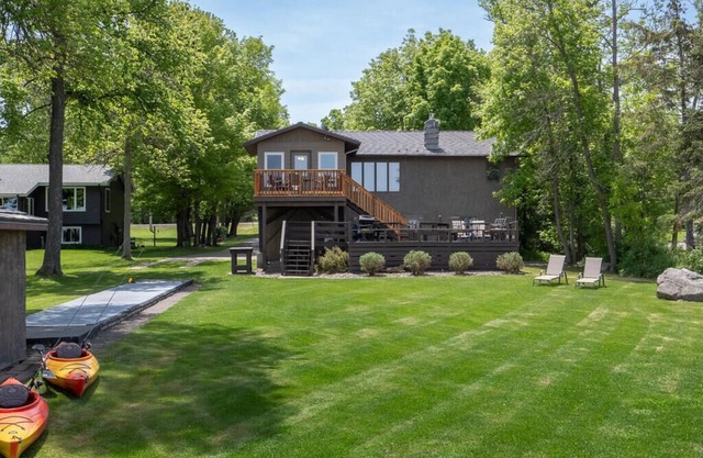 Lake home, 3 bd 3 bath, 2 car garage deck, dock, Video game, foosball, quiet bay