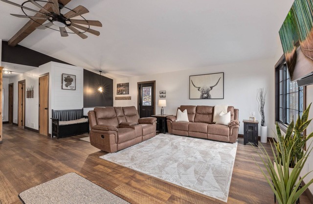 LAKE HOME ON PELICAN!! Just a short walk away from food, live music, & golf!