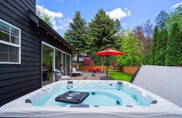 Lake, Hot Tub, Golf Retreat