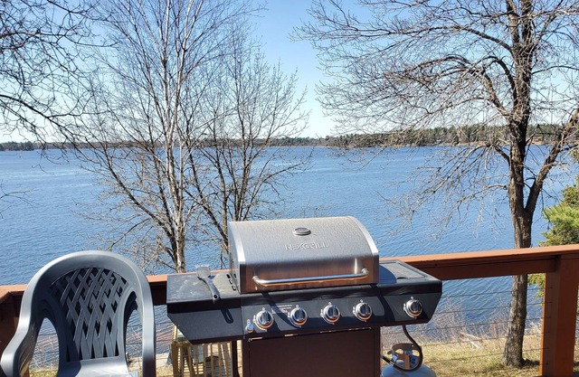 Lake House - 6 bedroom, 3 bath, 20ft pontoon included with stay