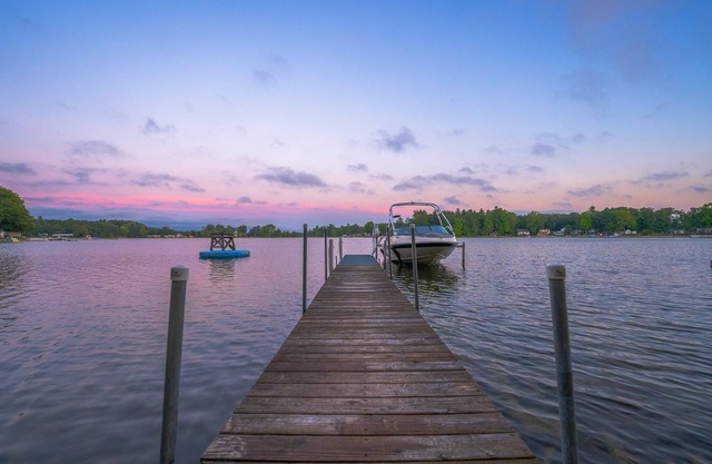 Lake House-Beach-Kayaks-Lake View