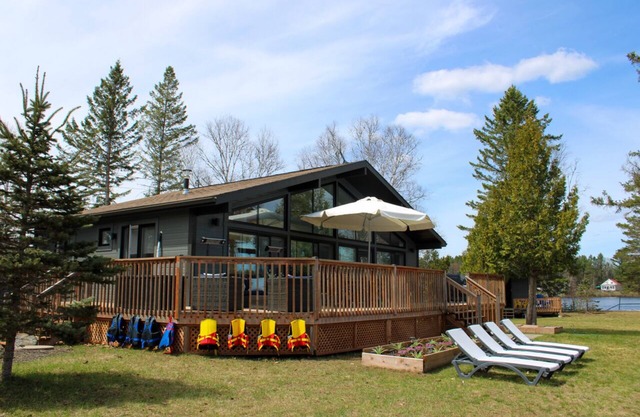 Lake House Chalet, Laurentides, Pet Friendly, Waterfront, Beach, Private, Luxury