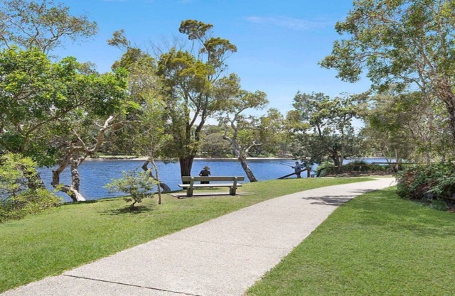 LAKE HOUSE - Ideally located next to the Lake, which is a great spot for a fish, swimming or Kayaki