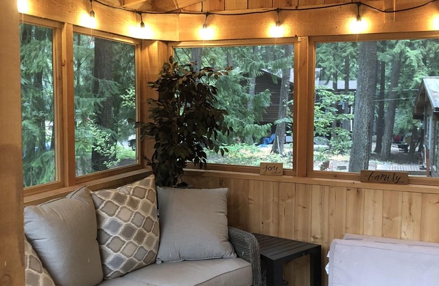 Lake House in the Shuswap!