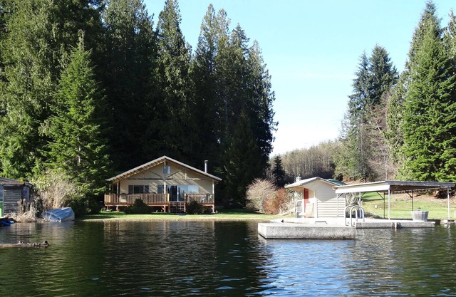 Lake house @ Lake Roesiger - Private beach & 1 acre of solitude