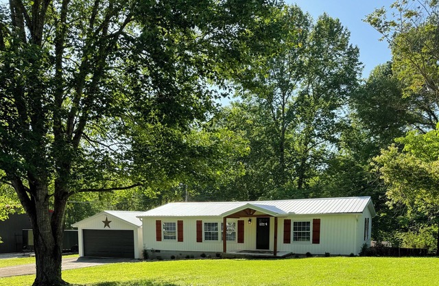 Lake House / Norris Lake. Private dock with covered slip near Twin Cove Marina.