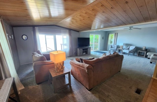 Amplio 4 dormitorios y 2 baños completos Lake House on Lake Superior para hasta 8 personas