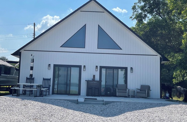 Lake house with a view just minutes away from Beach, Bars and local venues