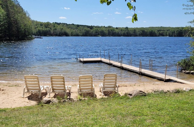 Pacífica familia Lake House en todos los deportes Sunrise Lake, cerca de Cadillac MI (LeRoy)