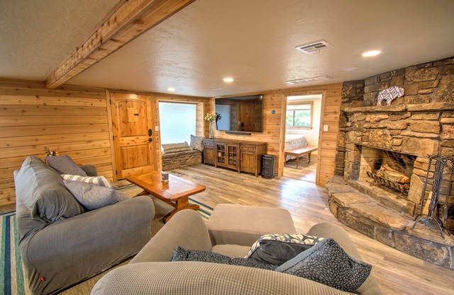 Lake house with spacious deck offering fabulous view of beautiful lake Tenkiller