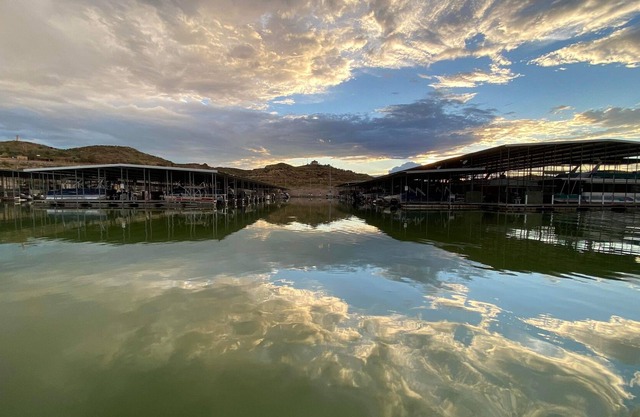 Lake House with Ping Pong & Pool Table, sleeps 16, 1.5 bath with full kitchen