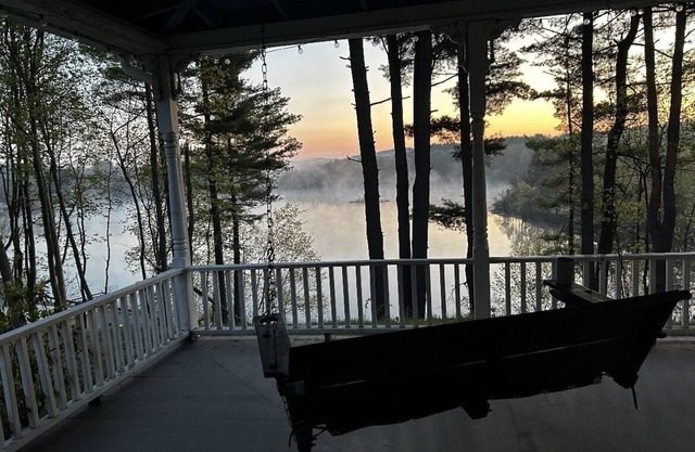 Lake house with wrap around porch&beautiful view, minutes from the NYS Capitol!
