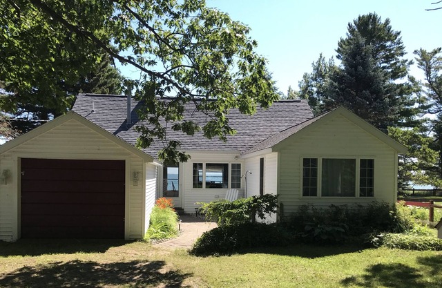Lake Huron Waterfront Home, que es el lugar perfecto para que su familia se vaya de vacaciones. Ubicado en Greenbush, que está entre Oscoda y Harrisville. Disfruta de paseos por la playa. Ver cargueros, veleros en el hermoso lago. El río Ausable está a...