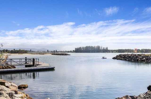 Lake Illawarra foreshore - Close to beach -3 bedrooms - Lake view - sleeps 7