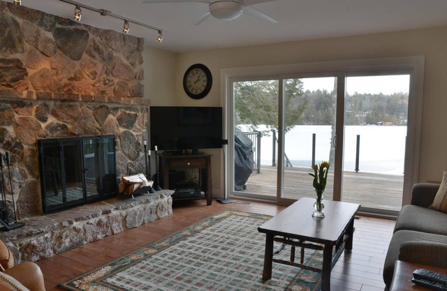 Lake Joe New Reno - 5 bdrm, 4 bath! Great swimming off dock! Sandy beach! AC!