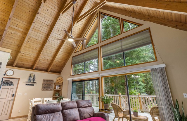 Lake Kachess area family cabin, pet friendly, beautiful views.