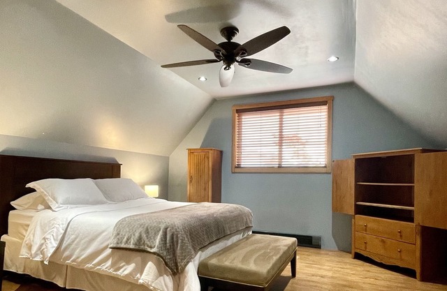 Lake Life Living 40' dock downtown sleeps 6 to 8