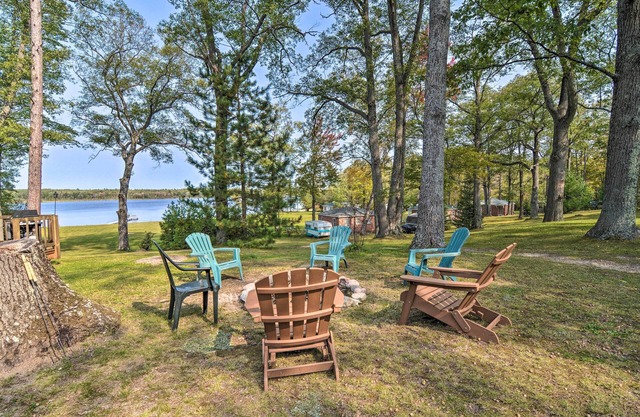 Lake Livin' Cozy Cabin w/ Dock, Bar, 2 Kayaks