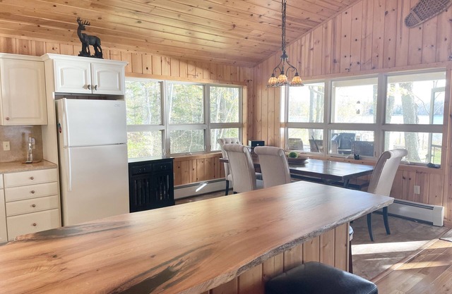 Lake living at its finest in this comfy cottage