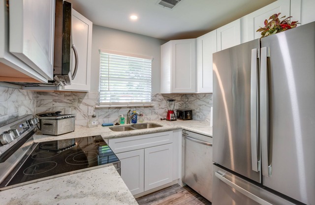 Lake Livingston Getaway w/ Balcony + Water View!