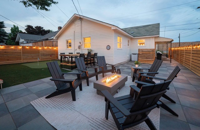 Lake & Lounge - Mid Century - Cozy 3 beds - Walk to Town, Putting Green, Pets