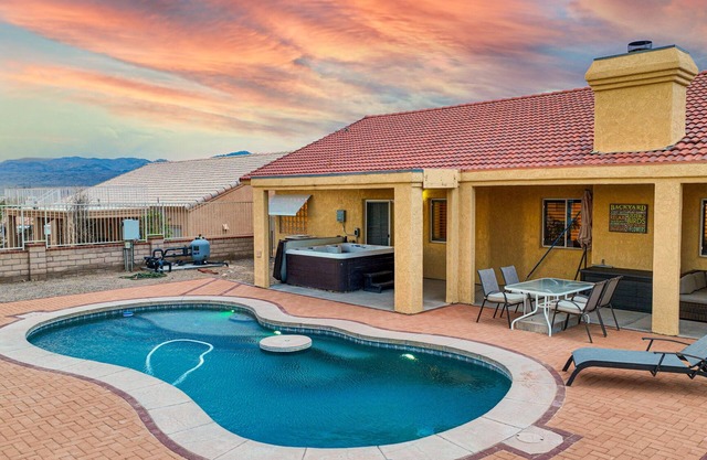 "Lake Lounge" w/Pool & Spa 5 mins from Lake Mohave
