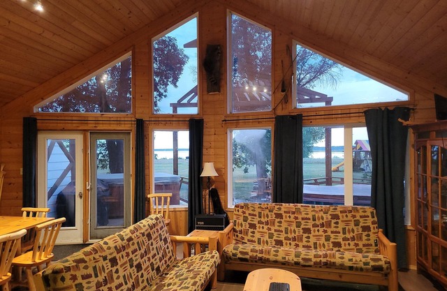 Lake Manitoba Narrows - Lovely Lakefront Cottage