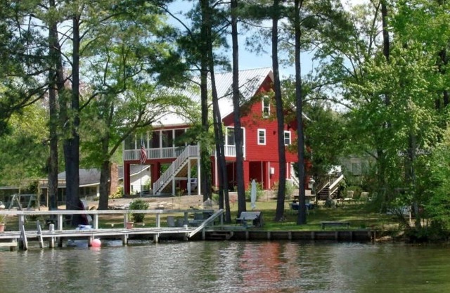 Lake Marion's Big Red House. W/ Dock and Kayaks. Pet Friendly please read policy