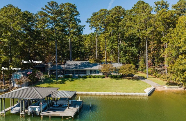 Lake Martin Getaway- lake front- sleeps 20