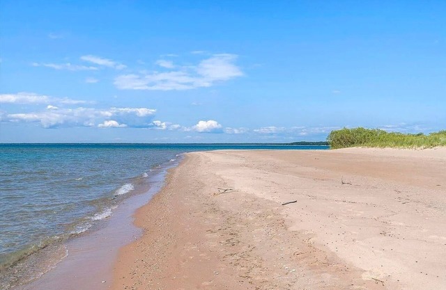 Lake Michigan Beachfront, Remodeled, close to Tunnel of Trees and Harbor Springs