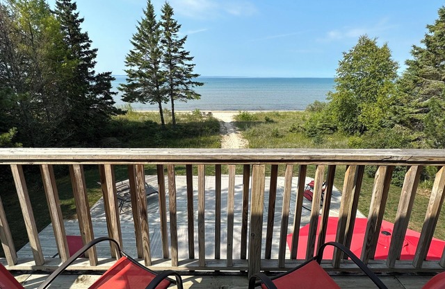 Rainbow's End en Mackinac, una casa frente al lago con Sandy Beach
