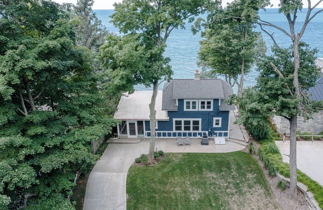 Lake Michigan Beach Cottage - beach access and stunning views.