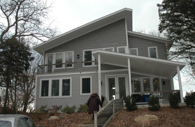 Casa de nueva construcción frente a la playa del lago Michigan
