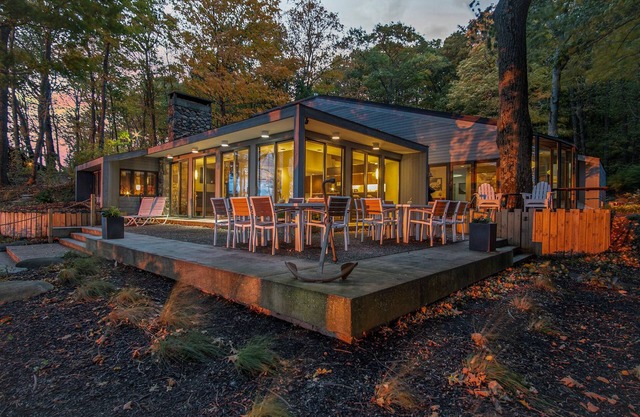 Lujosa casa en el lago Michigan, bosques tranquilos y acceso privado a la playa