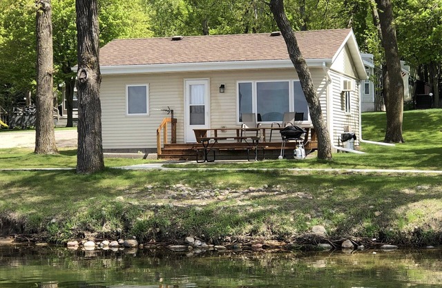 Lake Miltona, MN Weekly Rental Cabin se encuentra justo en la playa.