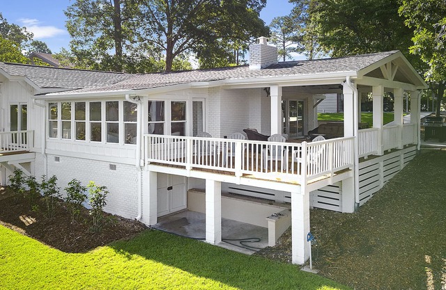 Lake Murray "Porch Cottage" in fantastic location. Private boat ramp.