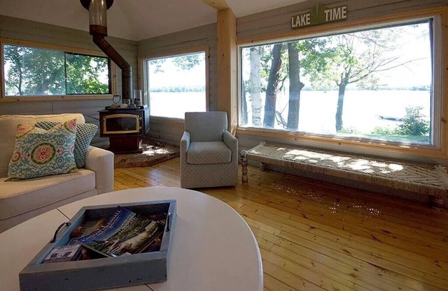 Lake Muskoka - Lake Front Cottage - 230' Water