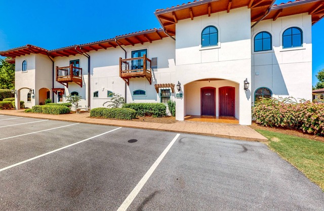 Lake Oconee multi-group villa with four separate condos, fairway views, & AC