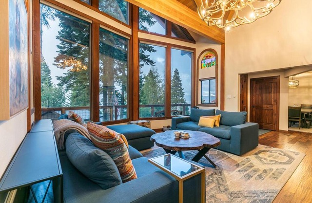 Lake of the Sky at Dollar Point - Stunning 4BR,4BA w Lake Views, Hot Tub and Pet-friendly