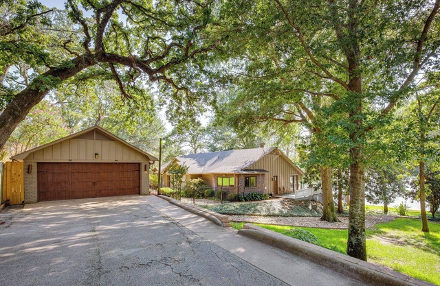 Lake Palestine Home: Private Hot Tub & Boat Dock!