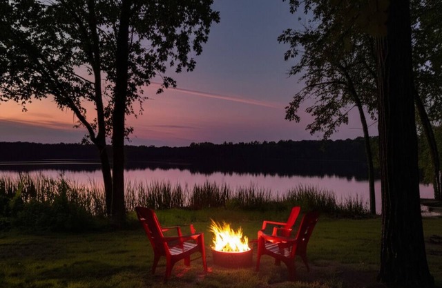 Lake Palestine Lake Homes ideal for Retreat & Events - accomodate 20+