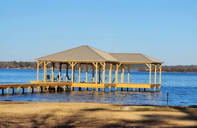 Lake Palestine Lakefront, Dock, Deck. 3 bd 2bt Large yard, Beautiful Sunrises