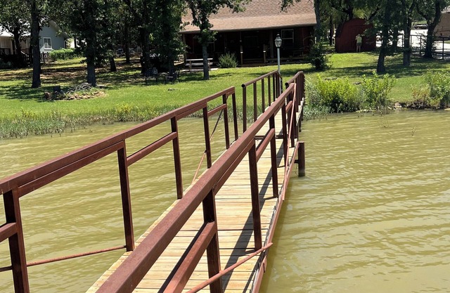 Lake Palo Pinto Rustic, waterfront cabin Steps from private boat dock